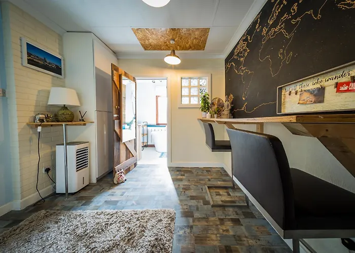 2 Independant Boutique Apartments One Sleeps 2 The Other Sleeps 4, Meadowhall, Sheffield Arena, Free Parking