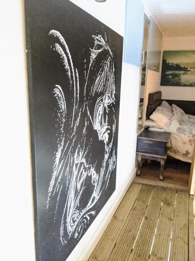 2 Independant Boutique One Sleeps 2 The Other Sleeps 4, Meadowhall, Arena, Free Parking *