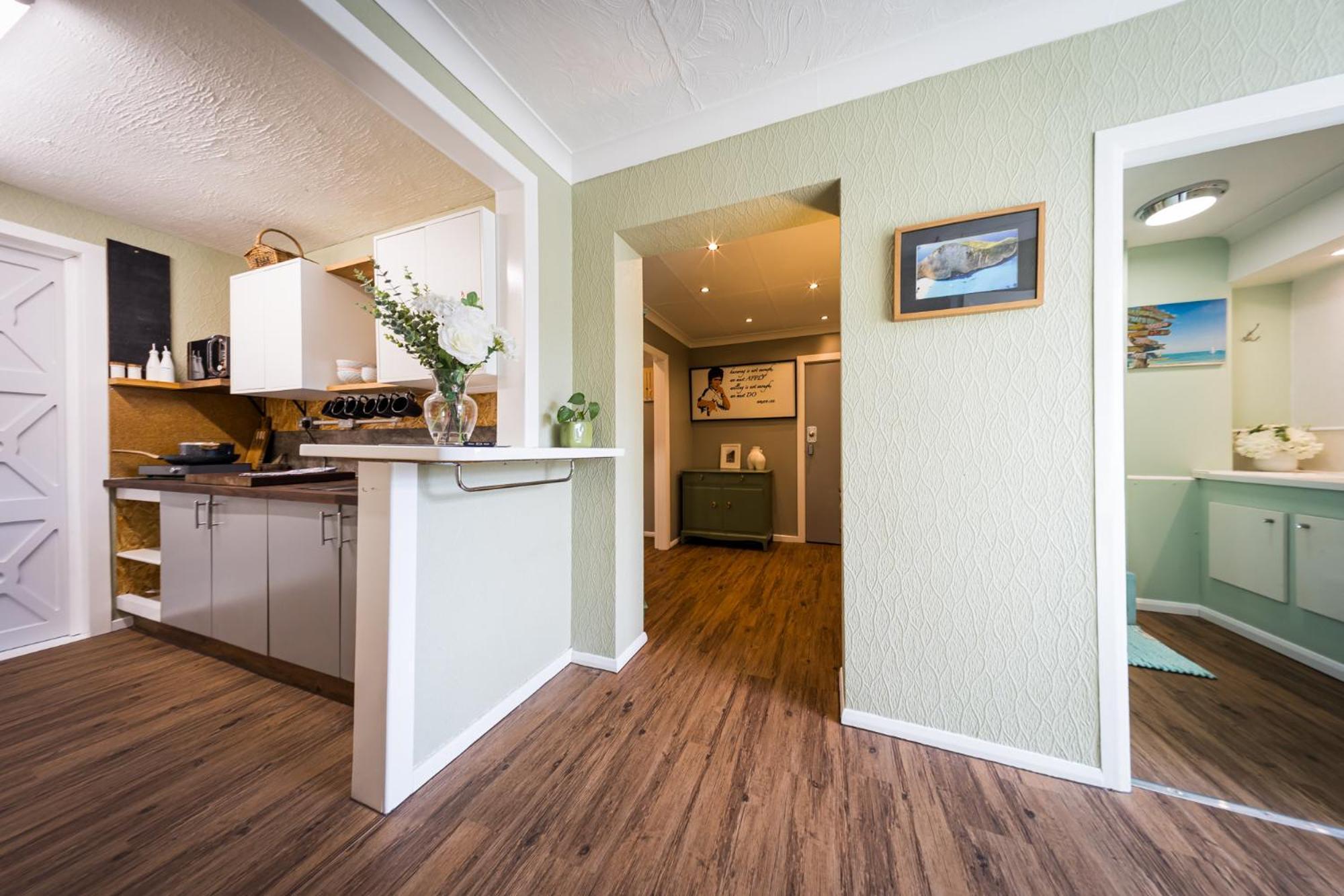 2 Independant Boutique One Sleeps 2 The Other Sleeps 4, Meadowhall, Arena, Free Parking *