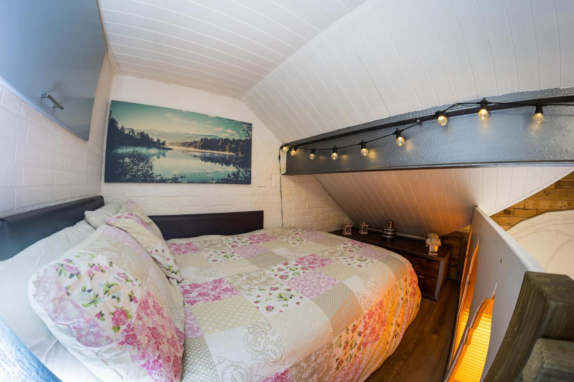 2 Independant Boutique One Sleeps 2 The Other Sleeps 4, Meadowhall, Arena, Free Parking Apartment Sheffield