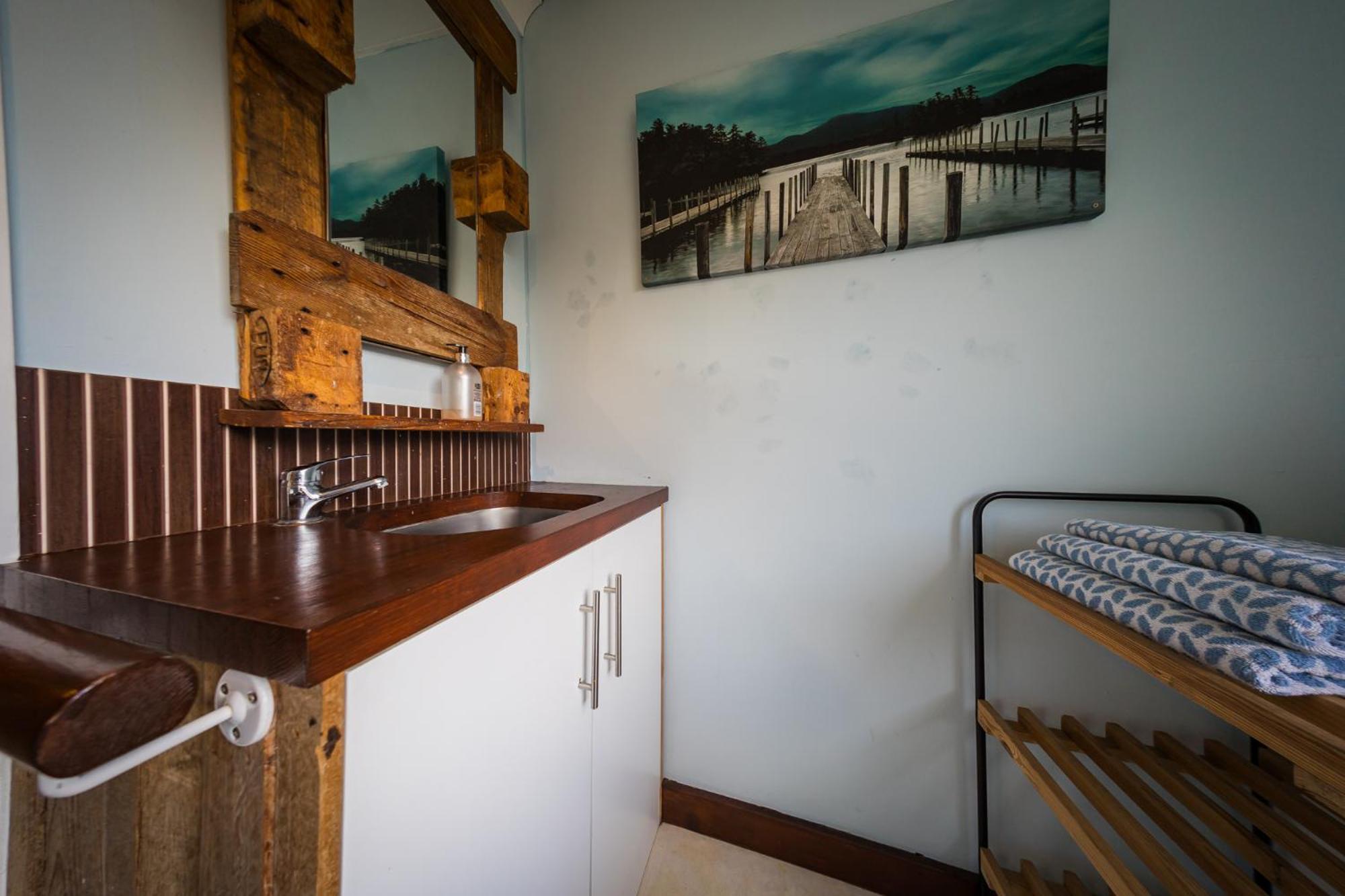 Apartment 2 Independant Boutique One Sleeps 2 The Other Sleeps 4, Meadowhall, Arena, Free Parking