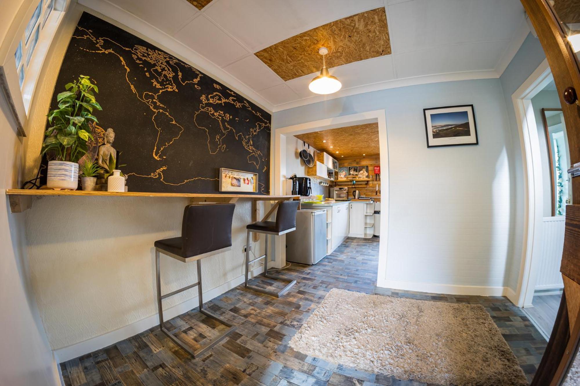 2 Independant Boutique One Sleeps 2 The Other Sleeps 4, Meadowhall, Arena, Free Parking Apartment