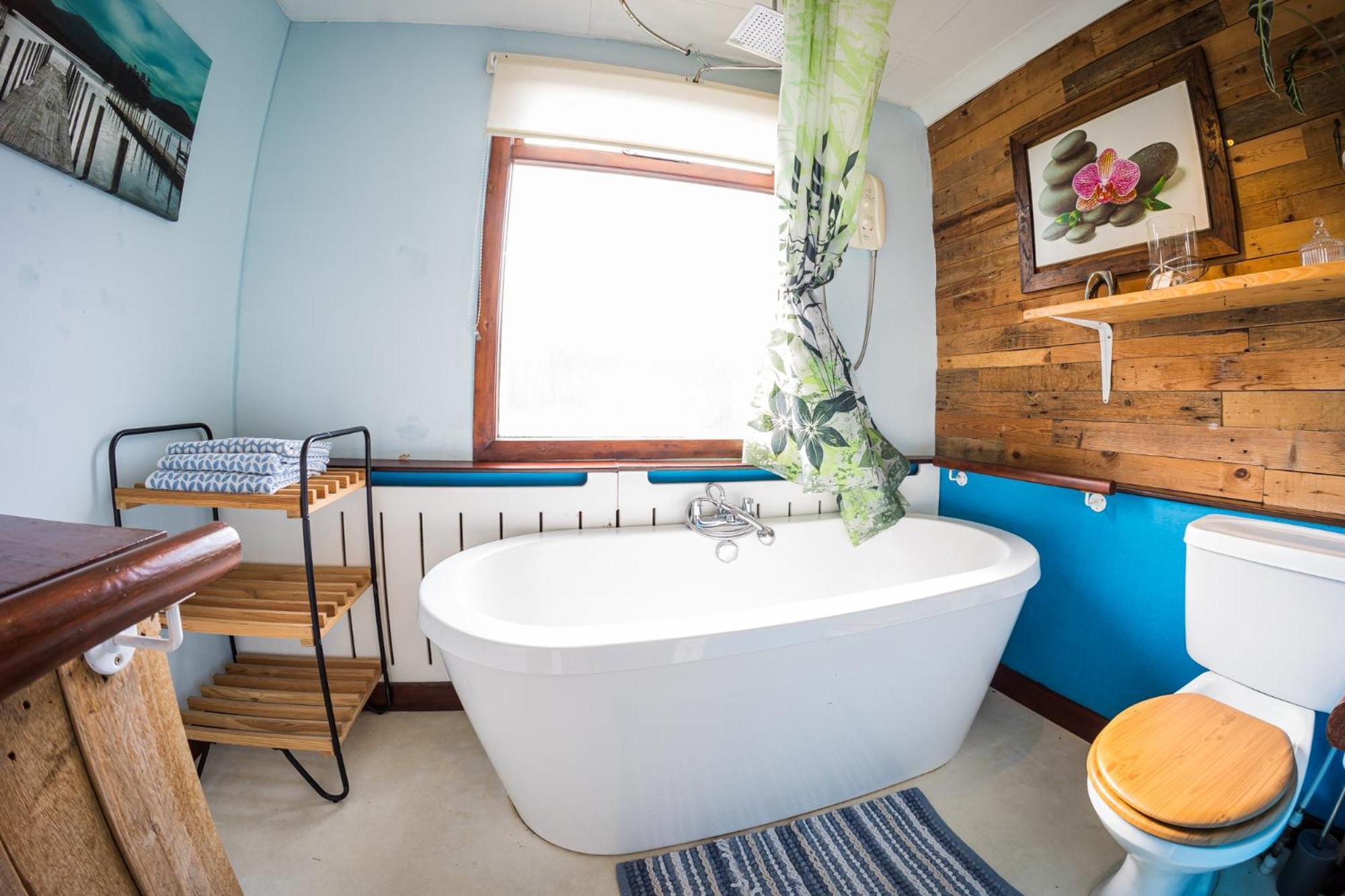 2 Independant Boutique One Sleeps 2 The Other Sleeps 4, Meadowhall, Arena, Free Parking Apartment Sheffield