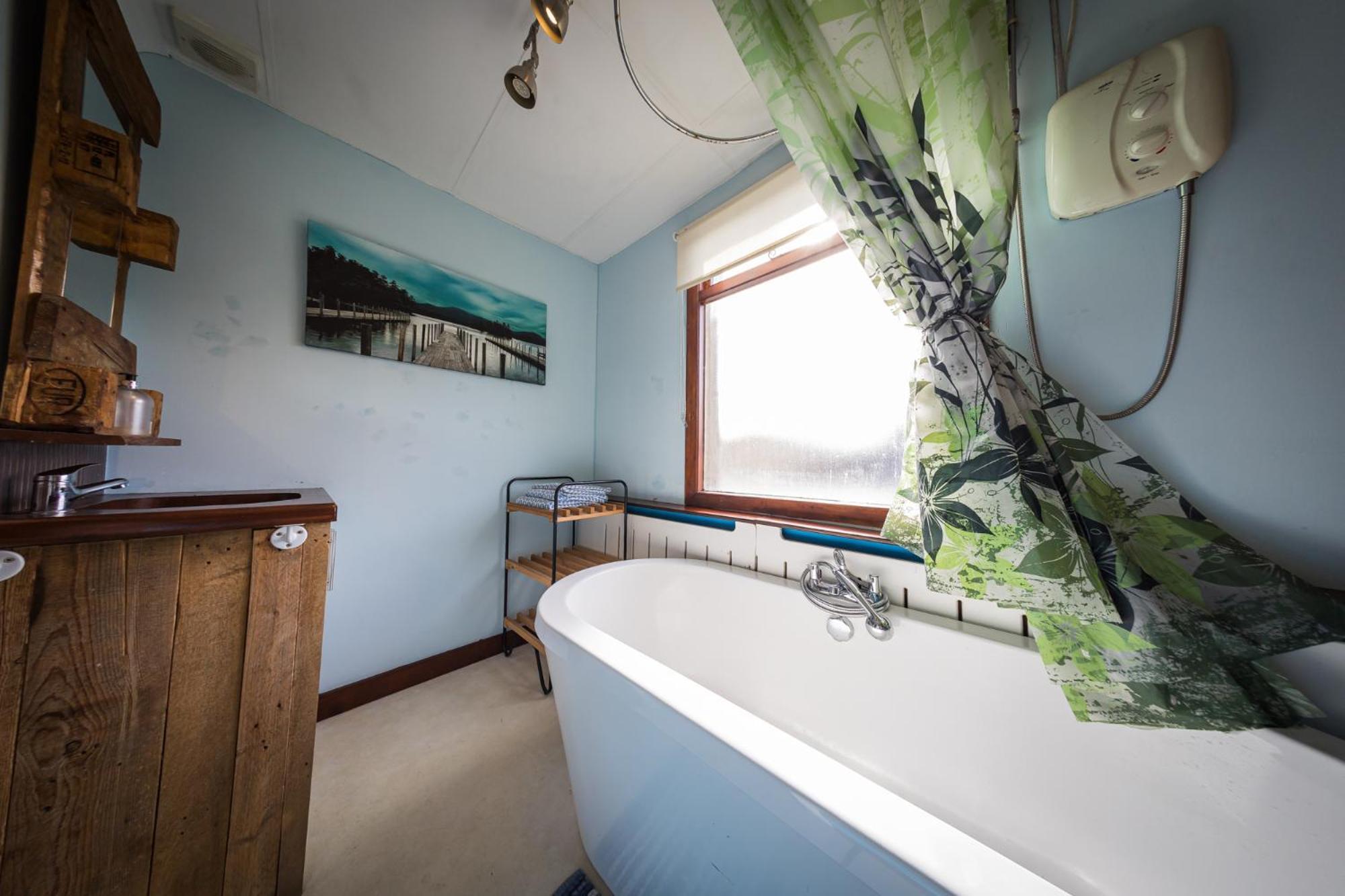 2 Independant Boutique One Sleeps 2 The Other Sleeps 4, Meadowhall, Arena, Free Parking Apartment