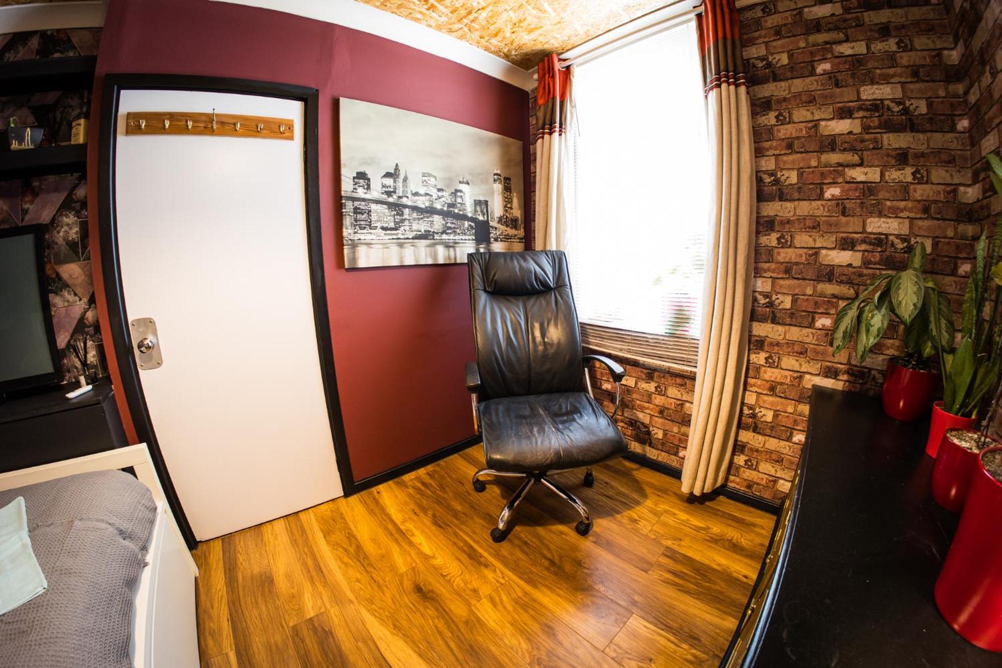 2 Independant Boutique One Sleeps 2 The Other Sleeps 4, Meadowhall, Arena, Free Parking Apartment *