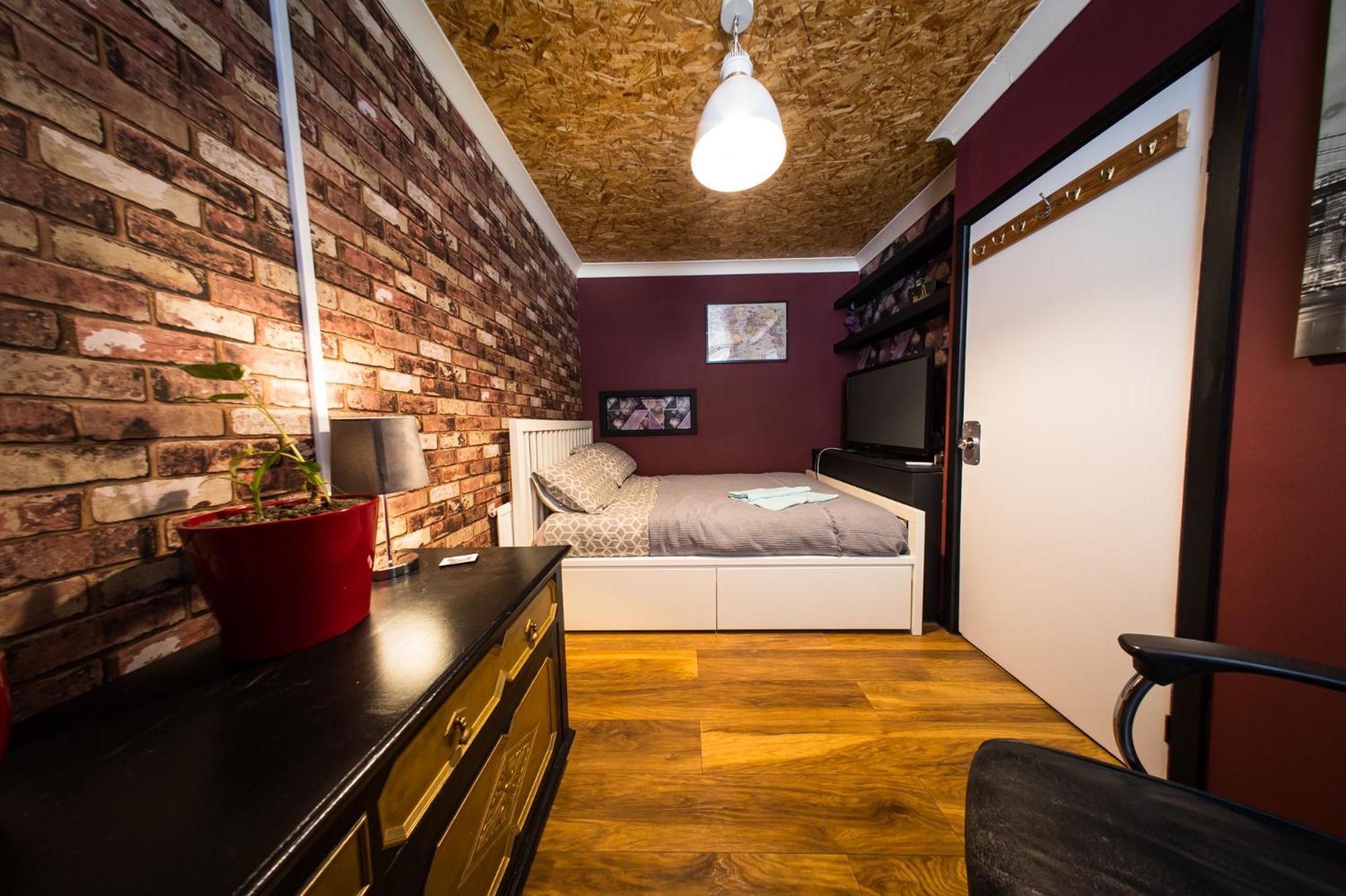 Apartment 2 Independant Boutique One Sleeps 2 The Other Sleeps 4, Meadowhall, Arena, Free Parking Sheffield