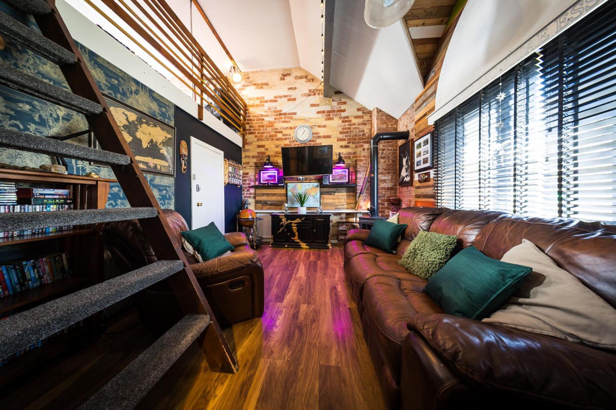 2 Independant Boutique One Sleeps 2 The Other Sleeps 4, Meadowhall, Arena, Free Parking * Sheffield