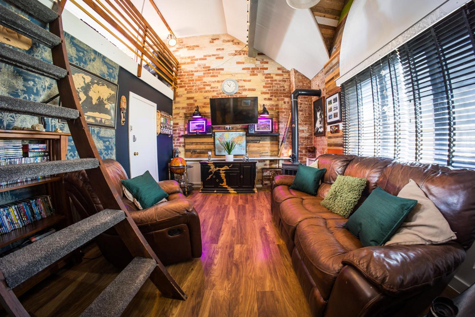 2 Independant Boutique One Sleeps 2 The Other Sleeps 4, Meadowhall, Arena, Free Parking * Sheffield