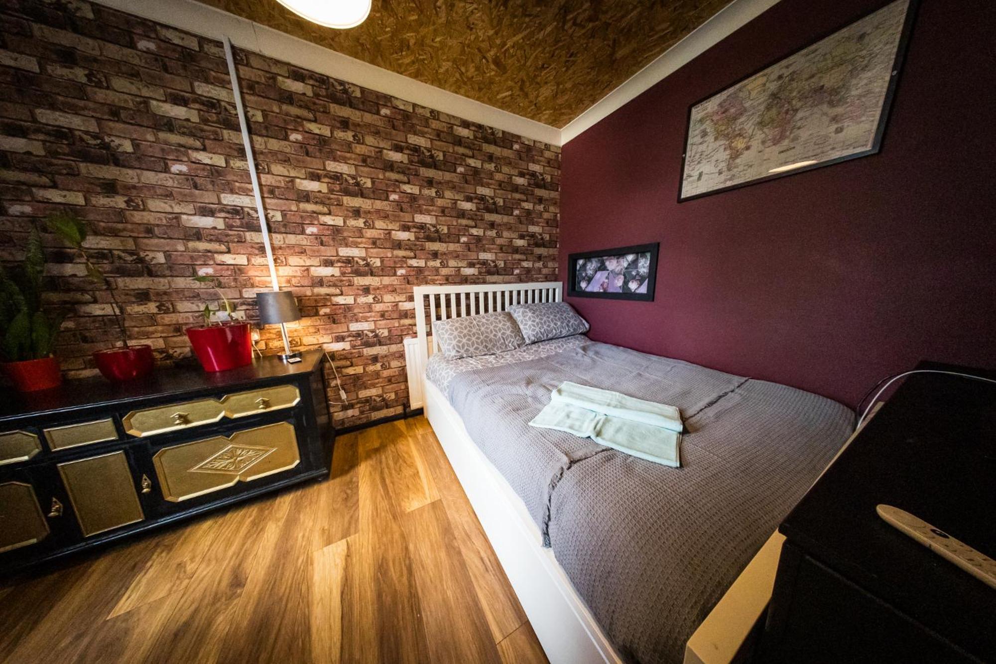 Apartment 2 Independant Boutique One Sleeps 2 The Other Sleeps 4, Meadowhall, Arena, Free Parking *