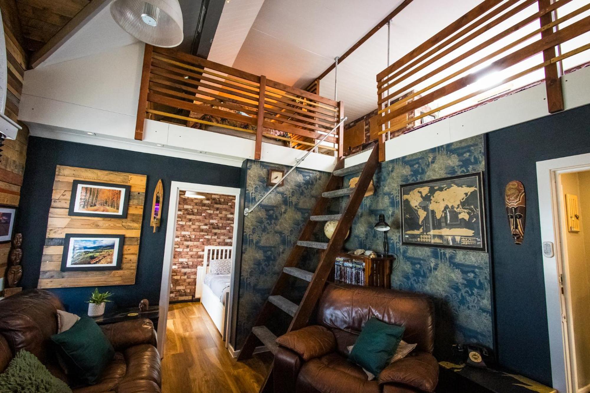 2 Independant Boutique One Sleeps 2 The Other Sleeps 4, Meadowhall, Arena, Free Parking *