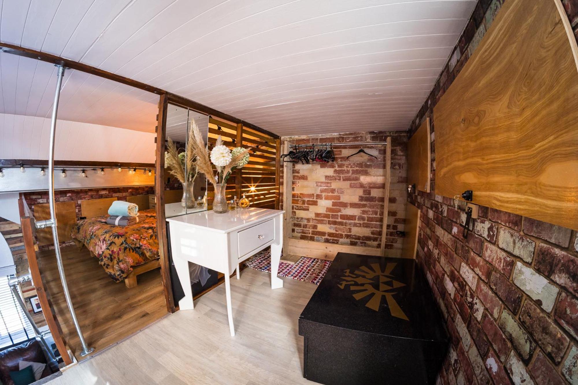 2 Independant Boutique One Sleeps 2 The Other Sleeps 4, Meadowhall, Arena, Free Parking