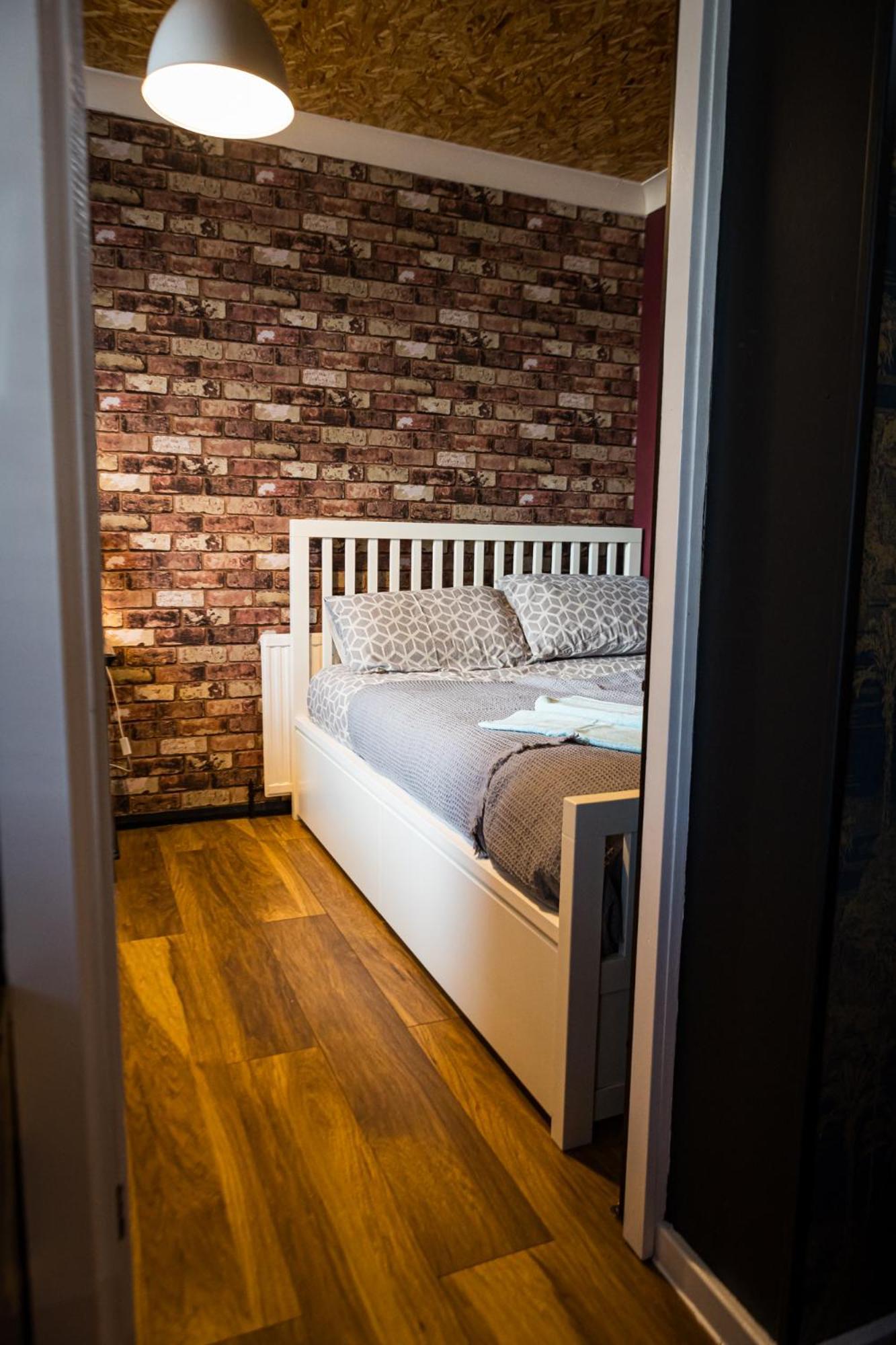 2 Independant Boutique One Sleeps 2 The Other Sleeps 4, Meadowhall, Arena, Free Parking Apartment