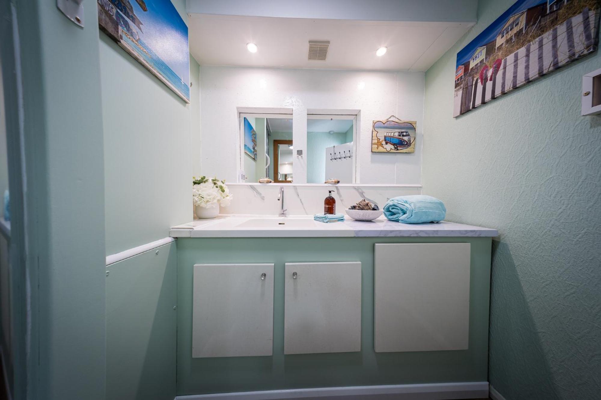 Apartment 2 Independant Boutique One Sleeps 2 The Other Sleeps 4, Meadowhall, Arena, Free Parking Sheffield