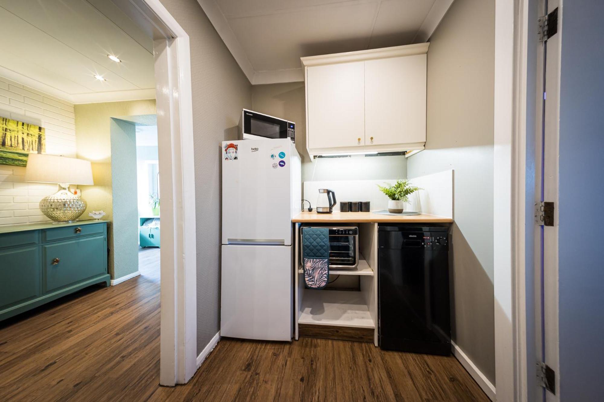 2 Independant Boutique One Sleeps 2 The Other Sleeps 4, Meadowhall, Arena, Free Parking Apartment