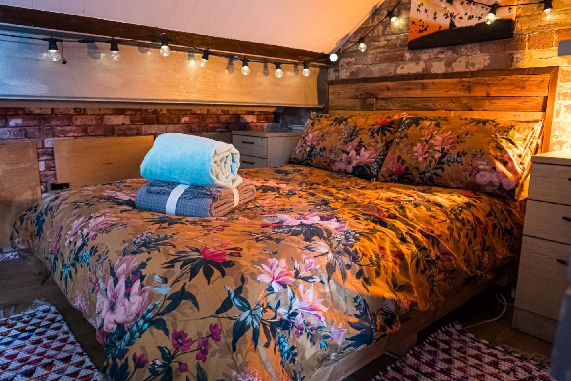 2 Independant Boutique One Sleeps 2 The Other Sleeps 4, Meadowhall, Arena, Free Parking *